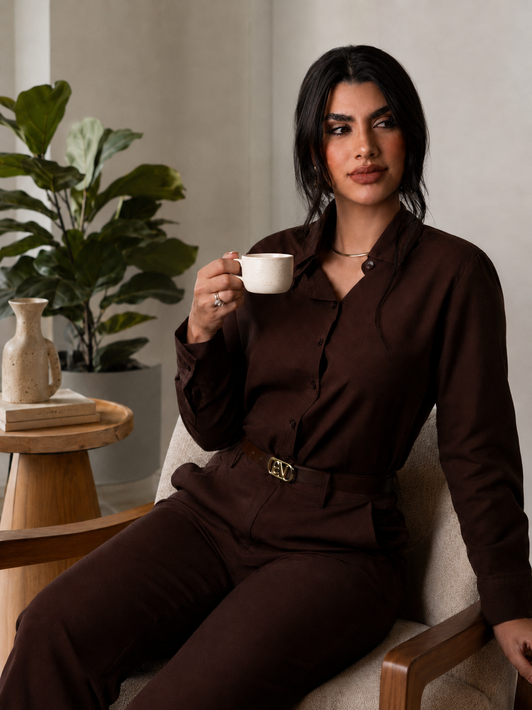 Larissa Brito sentada, em ambiente de trabalho